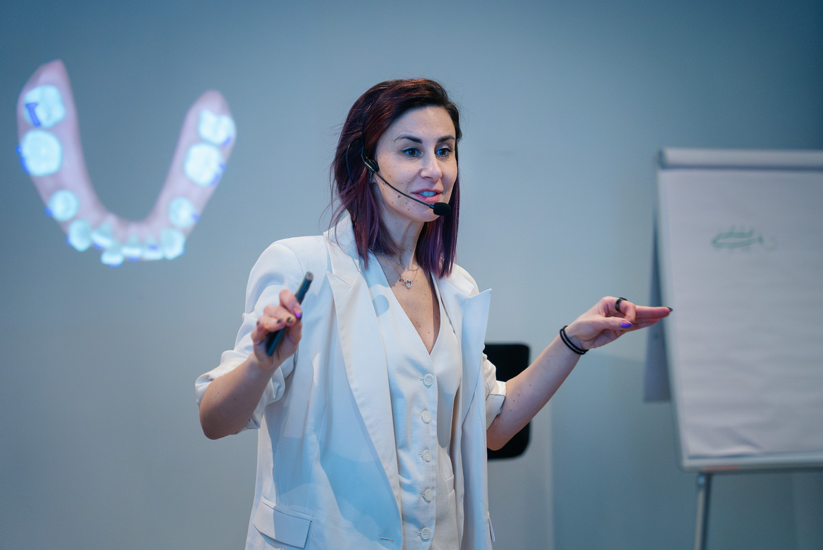 Camilla Molinari spiega la biomeccanica degli allineatori con l'arcata proiettata